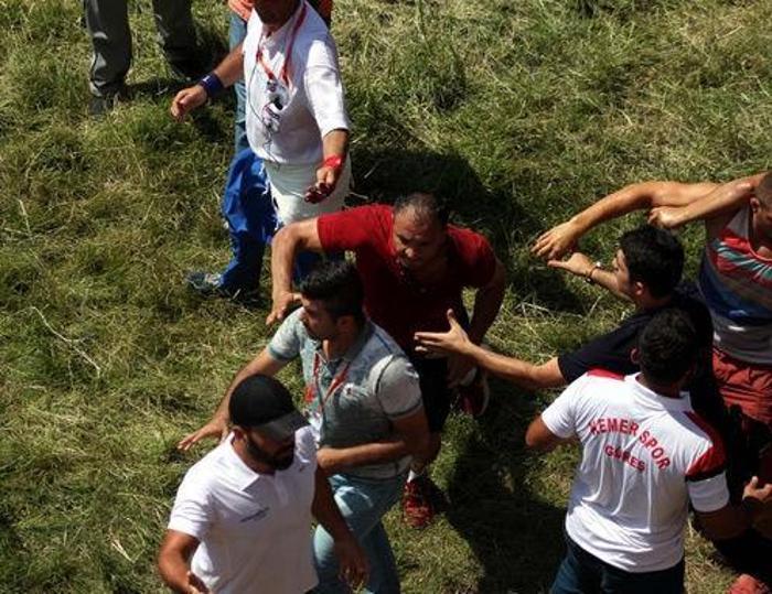 OLAY Güreşçiler birbirine girdi...