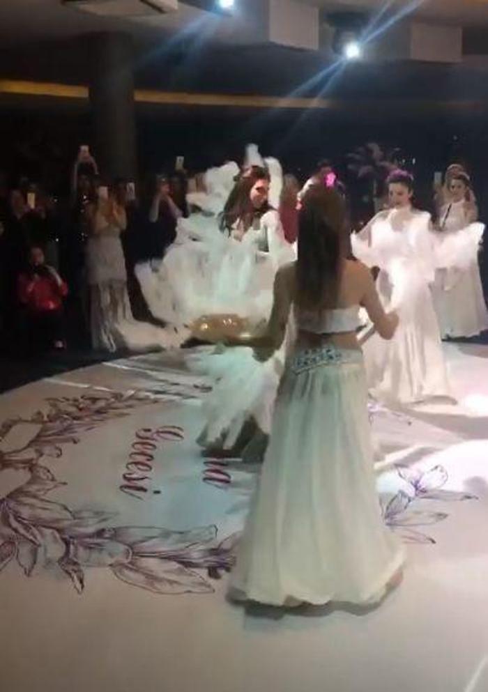 Alişan ile Buse Varol kına gecesi düzenledi