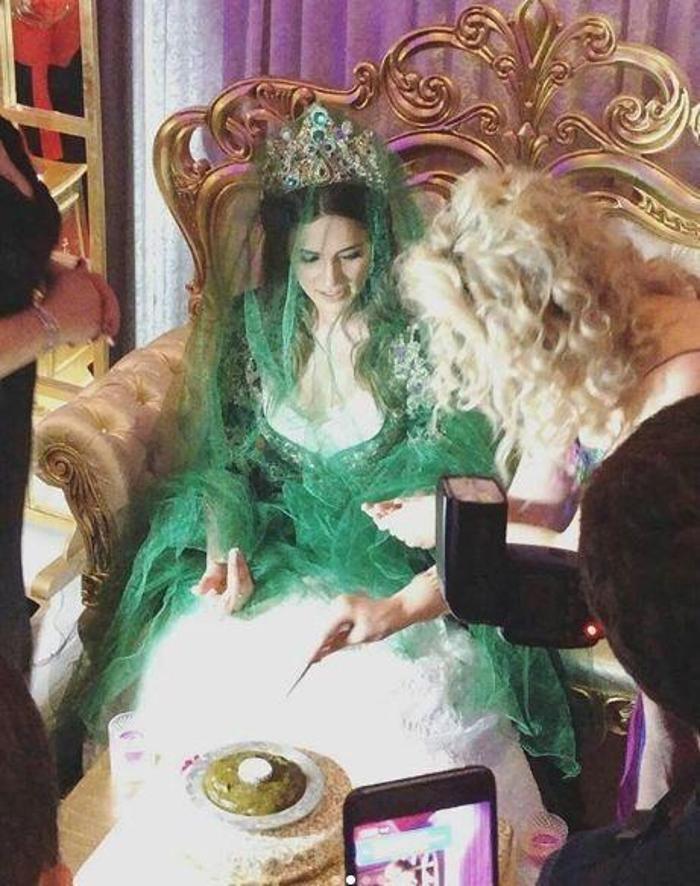 Alişan ile Buse Varol kına gecesi düzenledi