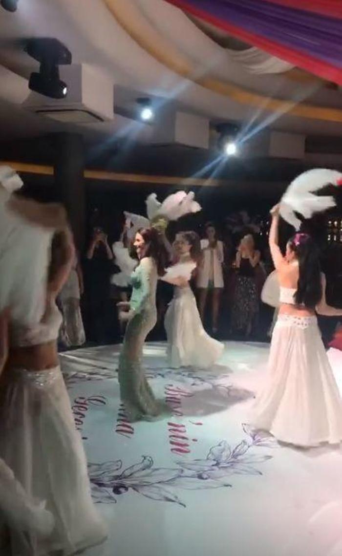 Alişan ile Buse Varol kına gecesi düzenledi