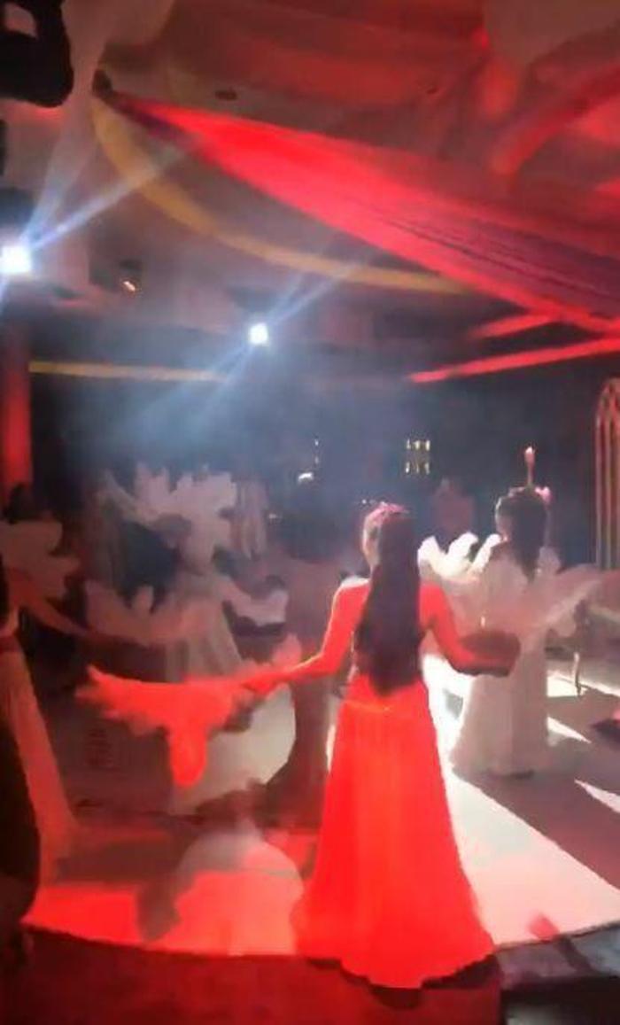 Alişan ile Buse Varol kına gecesi düzenledi