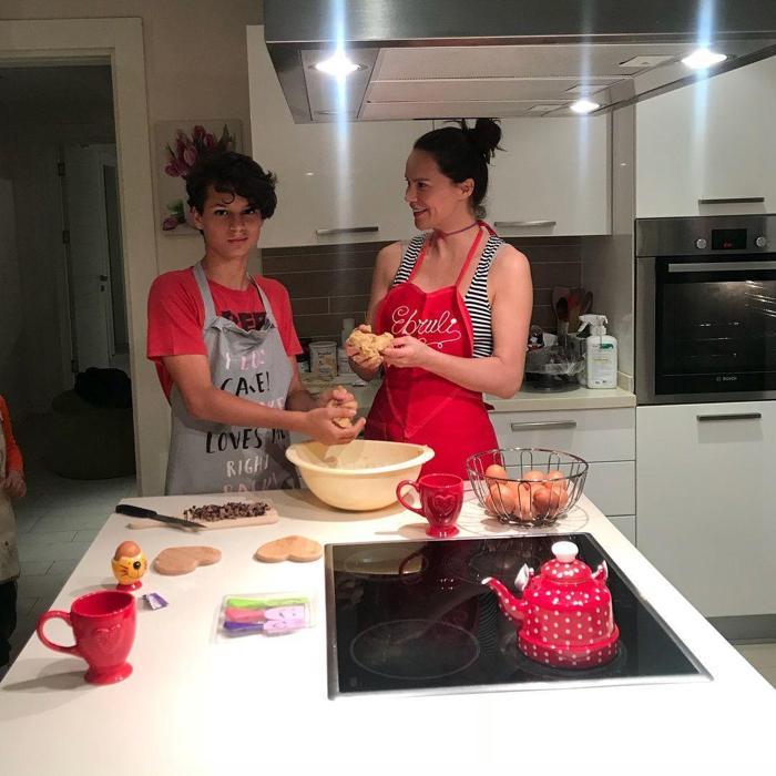 Ebru oğlunu gösterdi