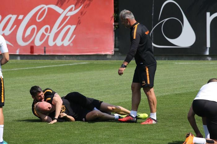 Claudio Taffarel ve Ümit Davala antrenmanda güreşti