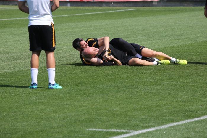 Claudio Taffarel ve Ümit Davala antrenmanda güreşti