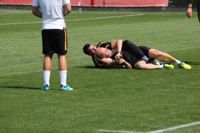 Claudio Taffarel ve Ümit Davala antrenmanda güreşti