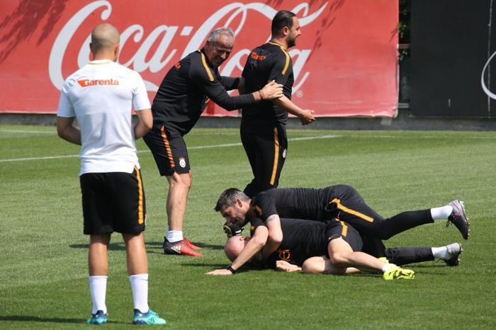 Claudio Taffarel ve Ümit Davala antrenmanda güreşti