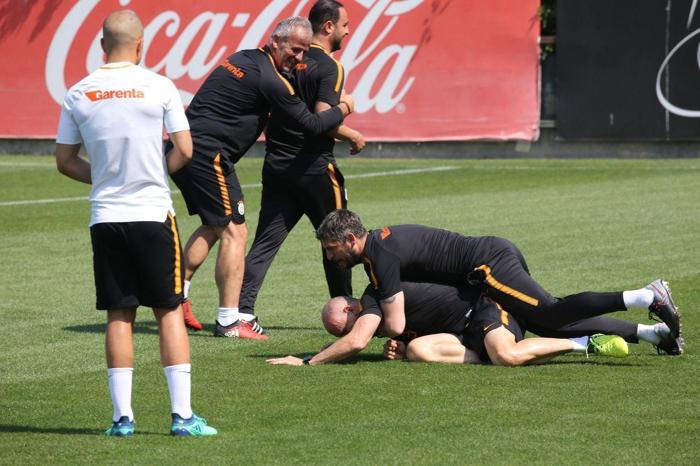 Claudio Taffarel ve Ümit Davala antrenmanda güreşti