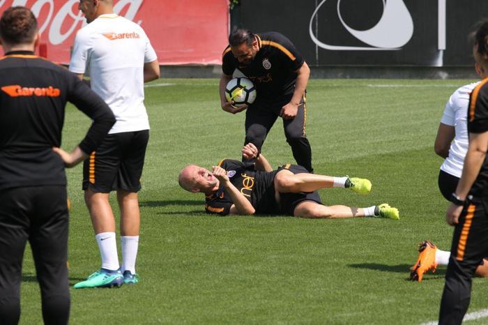 Claudio Taffarel ve Ümit Davala antrenmanda güreşti