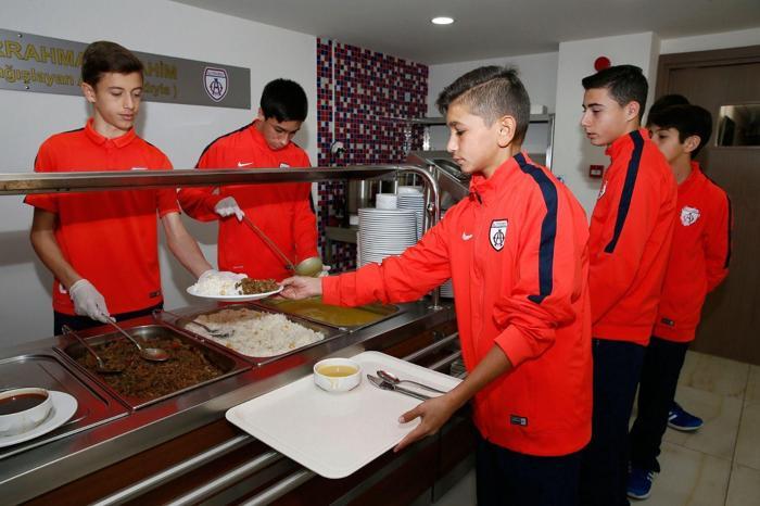Altınordunun genç futbolcularından anlamlı hareket