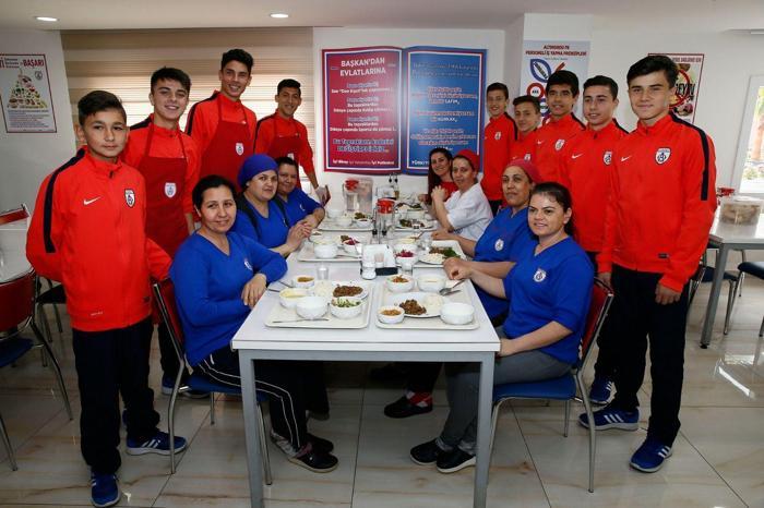 Altınordunun genç futbolcularından anlamlı hareket