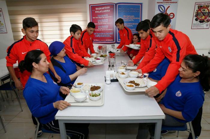 Altınordunun genç futbolcularından anlamlı hareket