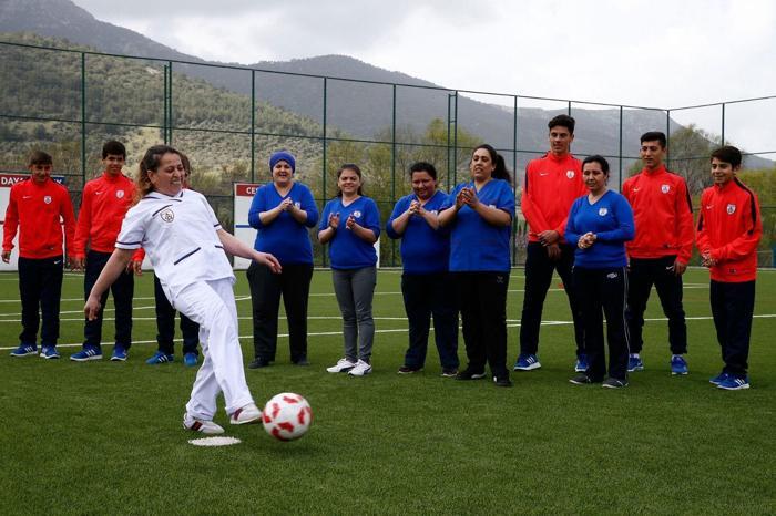 Altınordunun genç futbolcularından anlamlı hareket