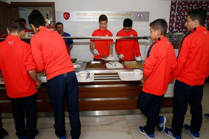 Altınordunun genç futbolcularından anlamlı hareket
