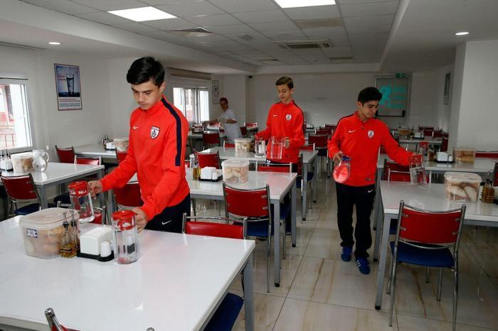 Altınordunun genç futbolcularından anlamlı hareket