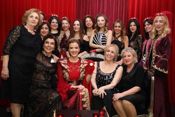 Ünlü sunucu Simge Fıstıkoğlu kına gecesi yaptı