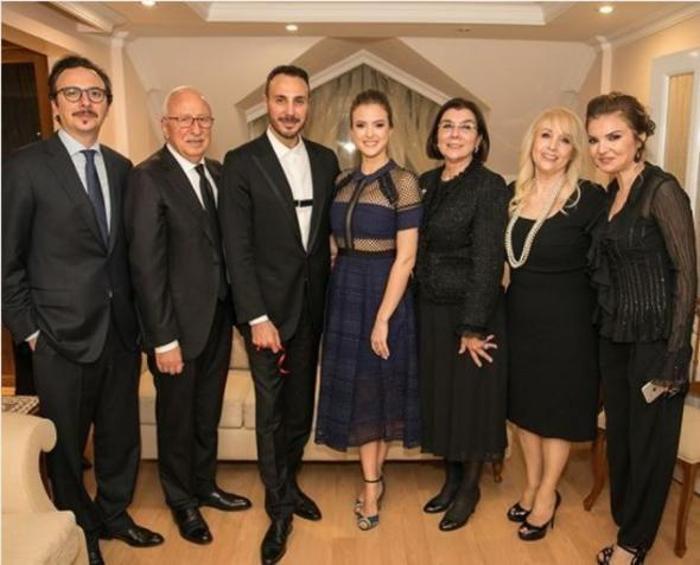 Ünlü sunucu Simge Fıstıkoğlu kına gecesi yaptı