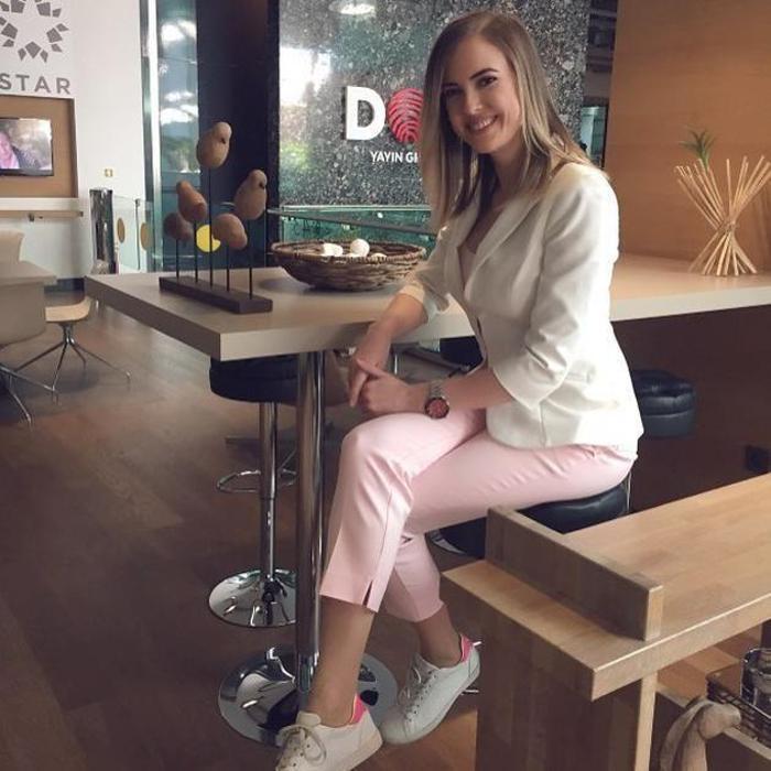 Ünlü sunucu Simge Fıstıkoğlu kına gecesi yaptı