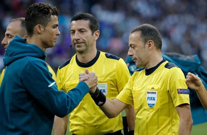 Bayern Münihli futbolcuların hedefi Cüneyt Çakır...