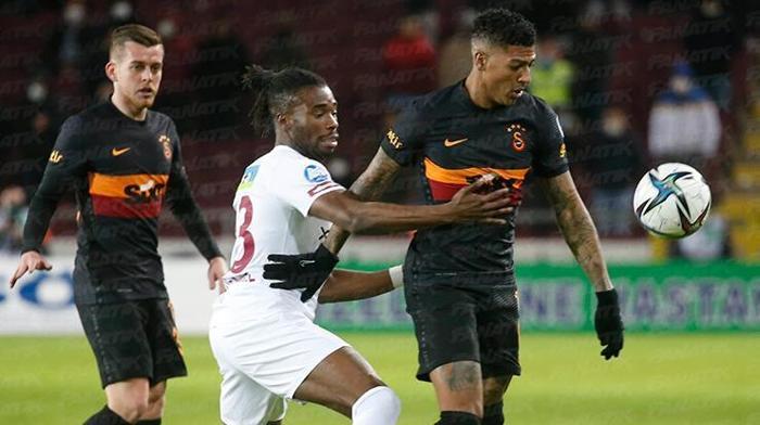 Van Aanholt Hatayspor-Galatasaray maçında penaltı kaçırdı tepkilerin odağı oldu