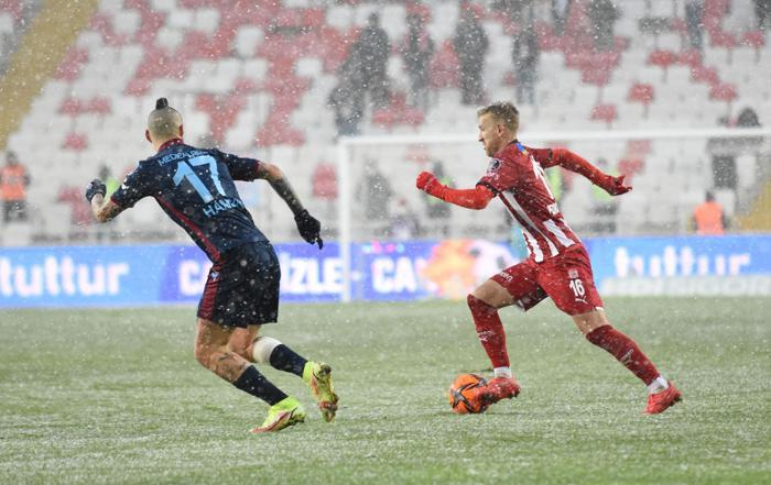 Sivasspor-Trabzonspor maçında yoğun kar yağışı İşte o anlar
