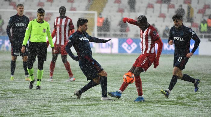 Sivasspor-Trabzonspor maçında yoğun kar yağışı İşte o anlar