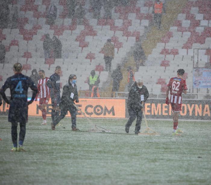 Sivasspor-Trabzonspor maçında yoğun kar yağışı İşte o anlar