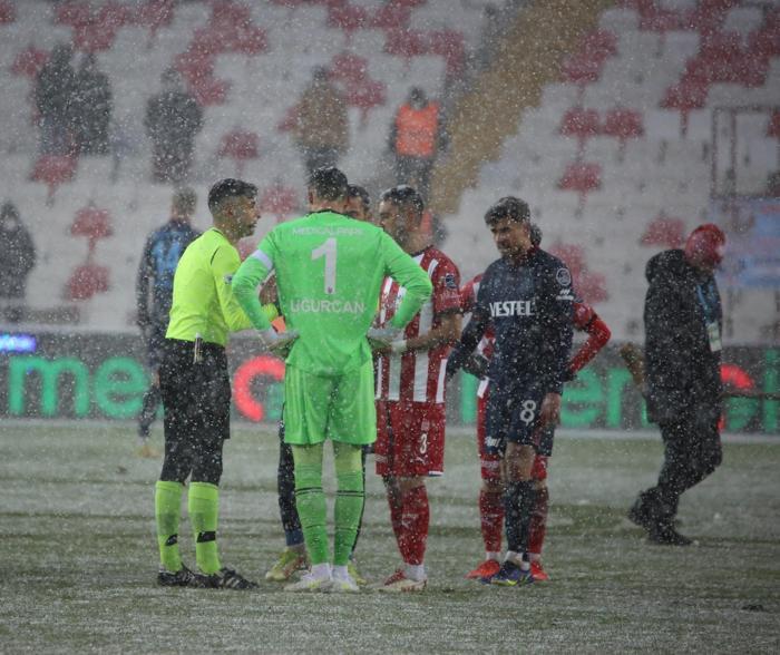 Sivasspor-Trabzonspor maçında yoğun kar yağışı İşte o anlar