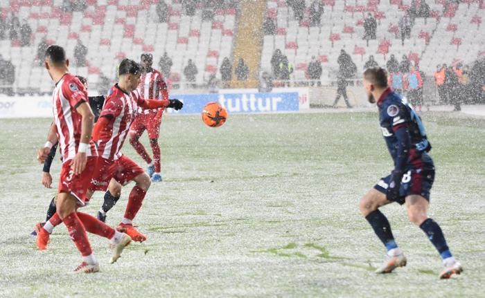 Sivasspor-Trabzonspor maçında yoğun kar yağışı İşte o anlar