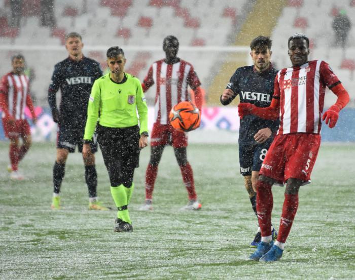 Sivasspor-Trabzonspor maçında yoğun kar yağışı İşte o anlar