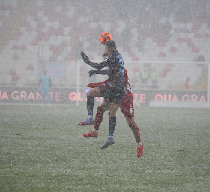 Sivasspor-Trabzonspor maçında yoğun kar yağışı İşte o anlar