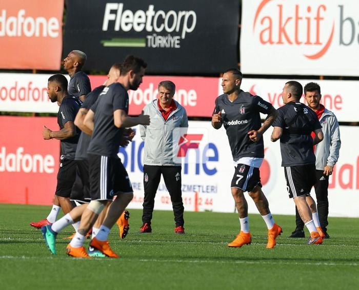 Ümraniyede kritik zirve Fikret Orman, Beşiktaş antrenmanında