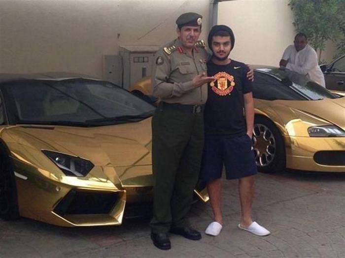 Suudi milyarder arabalarını altın kaplattı