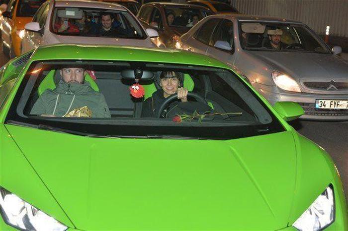 Caner Erkin evi terk etti