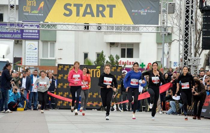 Yüksek topukla koştular