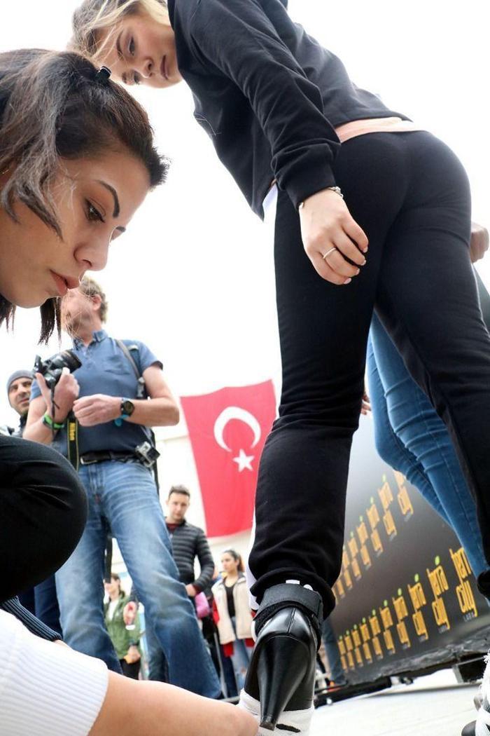 Yüksek topukla koştular