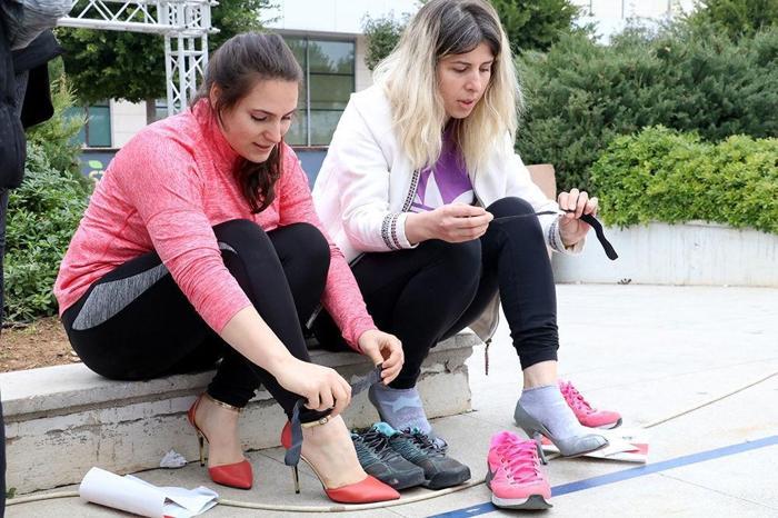 Yüksek topukla koştular