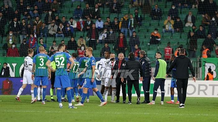 Çaykur Rizespor-Beşiktaş maçında saha karıştı İşte o anlar...