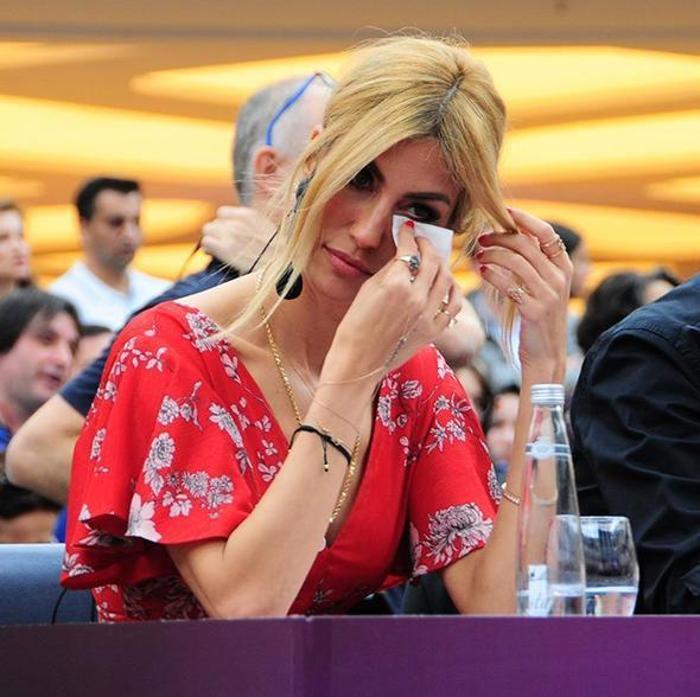 Çağla Şikelin gözyaşları