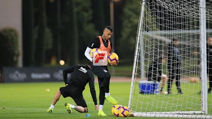 Ryan Babel yeniden... Beşiktaş idmanında dikkat çeken detay