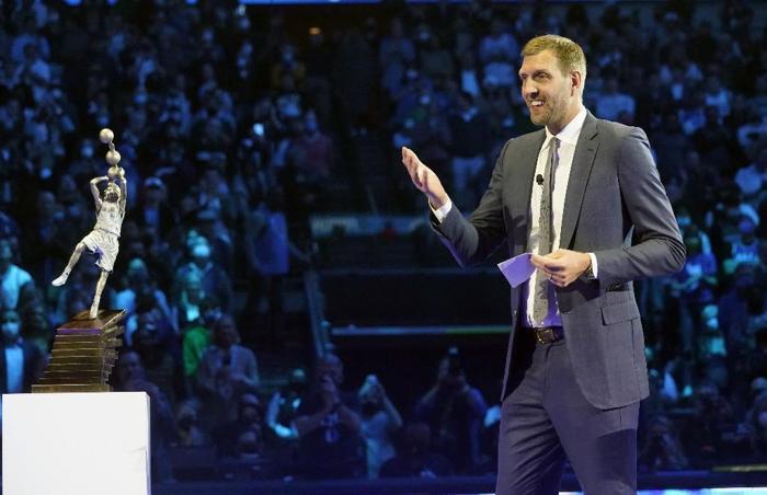 Dallasta Dirk Nowitzkinin forması emekli edildi