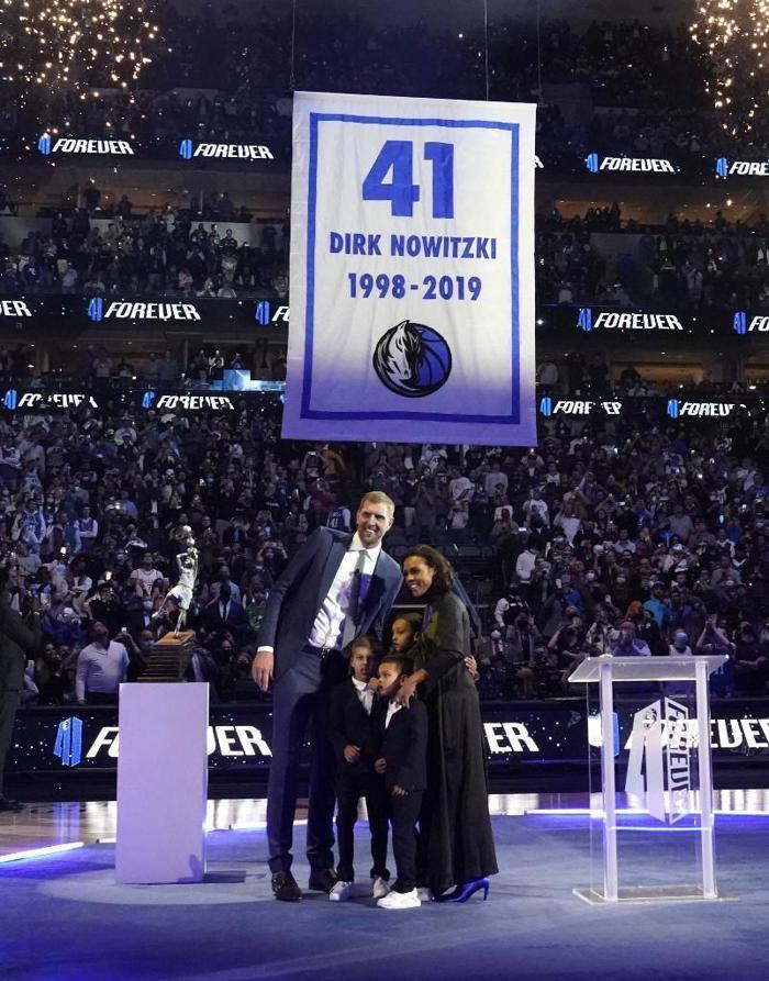 Dallasta Dirk Nowitzkinin forması emekli edildi