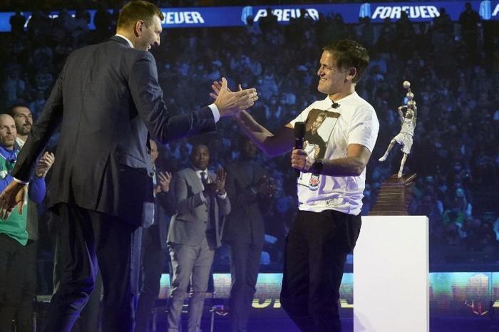 Dallasta Dirk Nowitzkinin forması emekli edildi