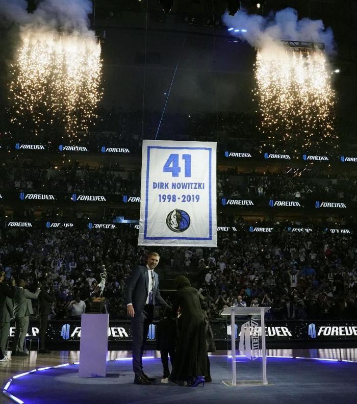 Dallasta Dirk Nowitzkinin forması emekli edildi