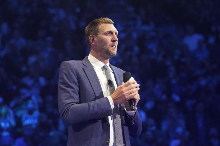 Dallasta Dirk Nowitzkinin forması emekli edildi