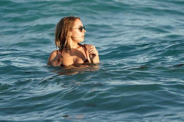 Kimberley Garnerın Cannesdaki cesur tarzı