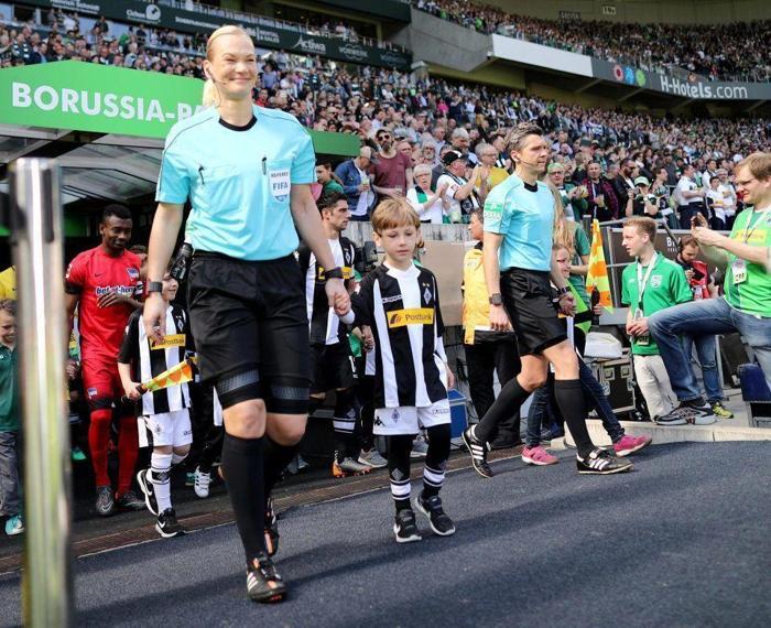 Borussia Mönchengladbach Bibiana Steinhaustan özür diledi