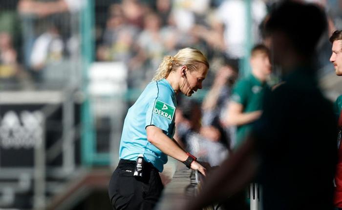 Borussia Mönchengladbach Bibiana Steinhaustan özür diledi