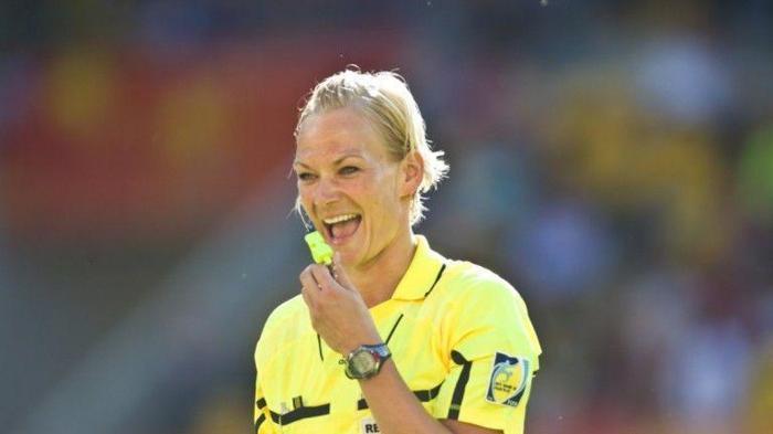 Borussia Mönchengladbach Bibiana Steinhaustan özür diledi