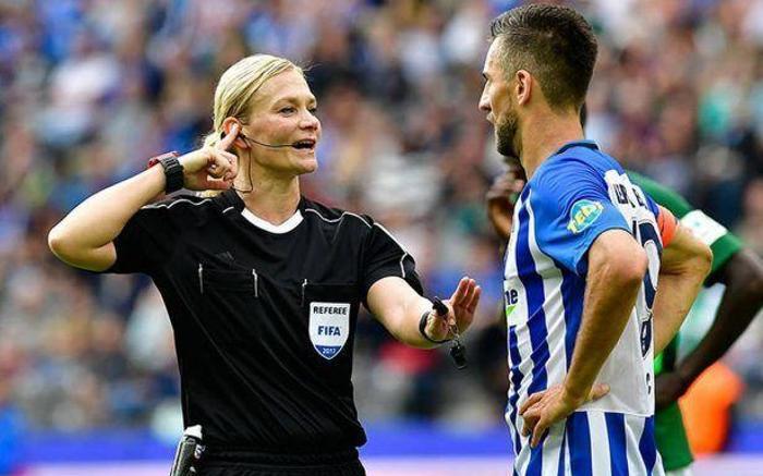 Borussia Mönchengladbach Bibiana Steinhaustan özür diledi