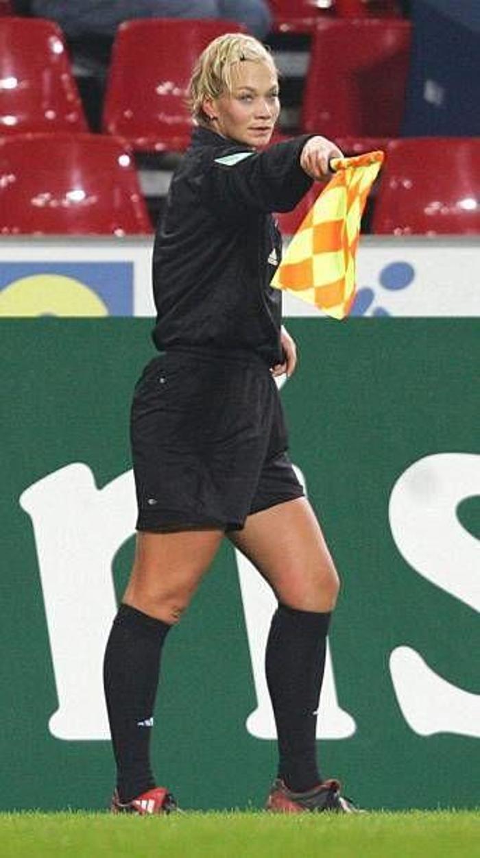 Borussia Mönchengladbach Bibiana Steinhaustan özür diledi